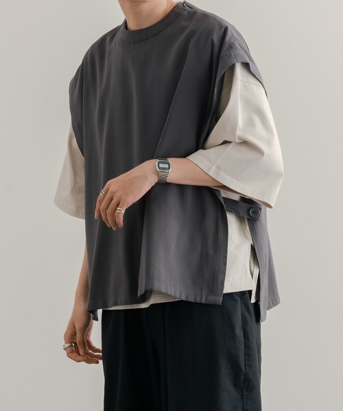 epnok（エプノック）の「サイドボタンオープンベスト（ベスト・メンズ・ブラック/ダークグレー・SMALL/LARGE/MEDIUM）」の2枚目の写真