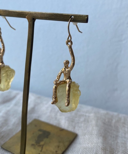 emouv by est（エモーヴバイエスト）の「emouv by est ヒューマンストーンピアス（ピアス（両耳用）・レディース・ゴールド・FREE）」の2枚目の写真