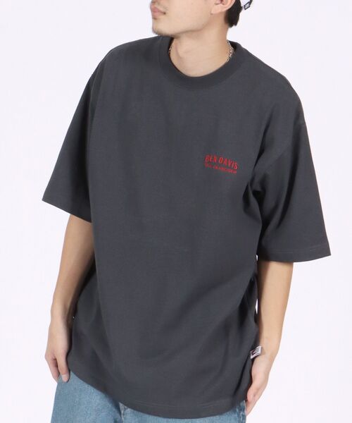 BEN DAVIS(ベンデイビス)の「【BEN DAVIS(ベンデイビス)】BARBERSHOP EMBROIDERY BIG TEE / バーバーショップ 床屋風 バック刺繍 ビッグ Tシャツ(Tシャツ/カットソー・メンズ・ブルー系その他2/ホワイト/ベージュ系その他/チャコール・MEDIUM/X-LARGE/LARGE)」の5枚目の写真
