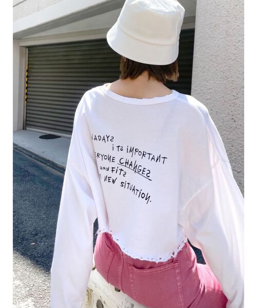 EMODA（エモダ）の「カットオフメッセージロングTシャツ（Tシャツ/カットソー・レディース・ホワイト/ブラック/ベージュ/グリーン・FREE）」の2枚目の写真