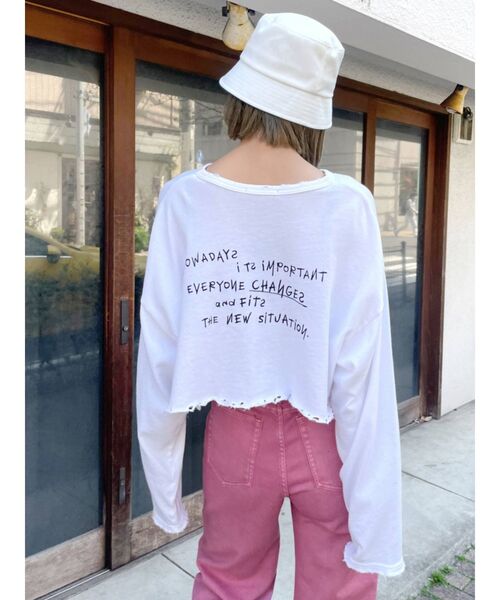 EMODA（エモダ）の「カットオフメッセージロングTシャツ（Tシャツ/カットソー・レディース・ホワイト/ブラック/ベージュ/グリーン・FREE）」の13枚目の写真