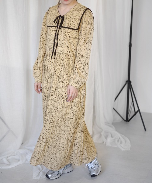 Bab（バブ）の「パイピングカラープリーツワンピース（ワンピース・レディース・ブラック/ベージュ/ブラウン・M）」の3枚目の写真