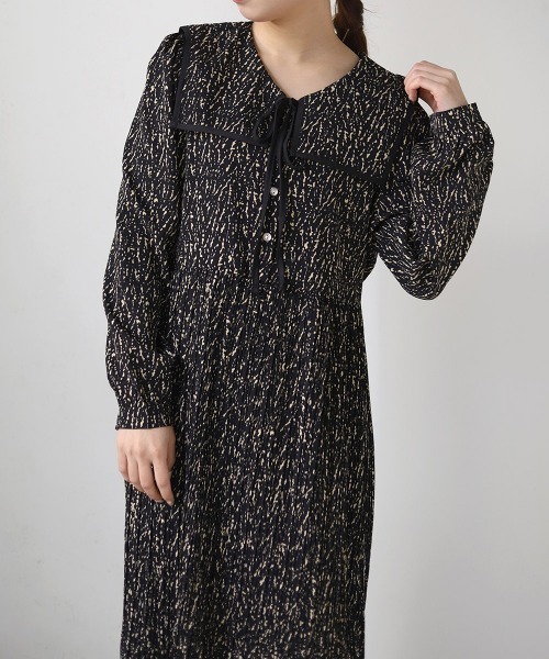 Bab（バブ）の「パイピングカラープリーツワンピース（ワンピース・レディース・ブラック/ベージュ/ブラウン・M）」の2枚目の写真