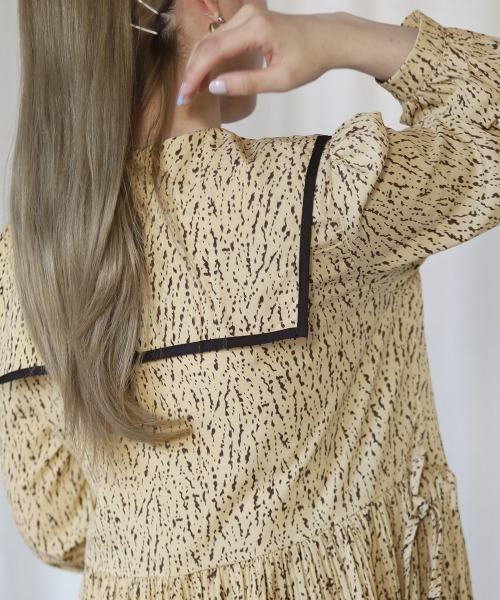 Bab（バブ）の「パイピングカラープリーツワンピース（ワンピース・レディース・ブラック/ベージュ/ブラウン・M）」の8枚目の写真