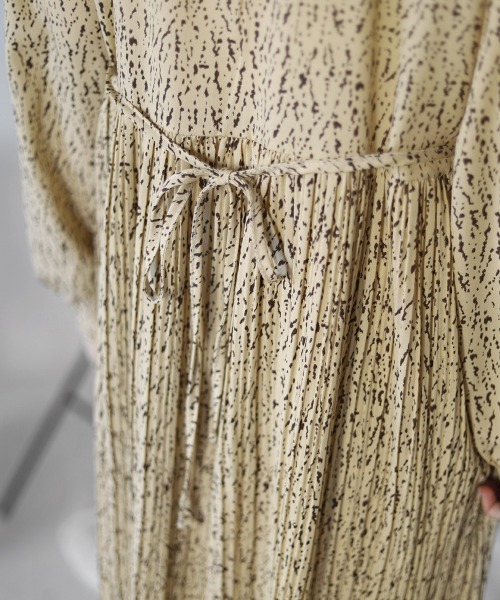 Bab（バブ）の「パイピングカラープリーツワンピース（ワンピース・レディース・ブラック/ベージュ/ブラウン・M）」の14枚目の写真