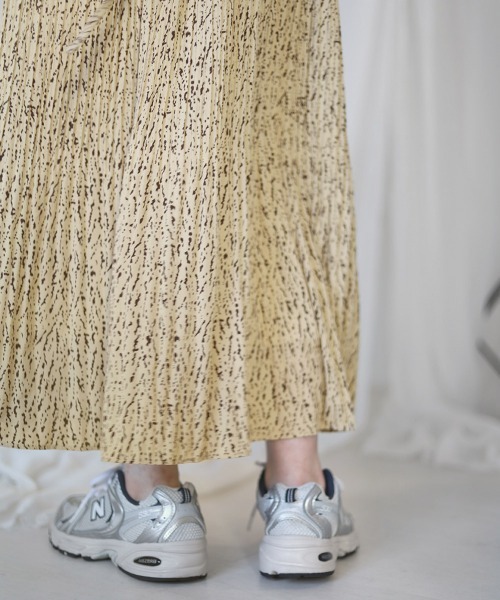 Bab（バブ）の「パイピングカラープリーツワンピース（ワンピース・レディース・ブラック/ベージュ/ブラウン・M）」の17枚目の写真