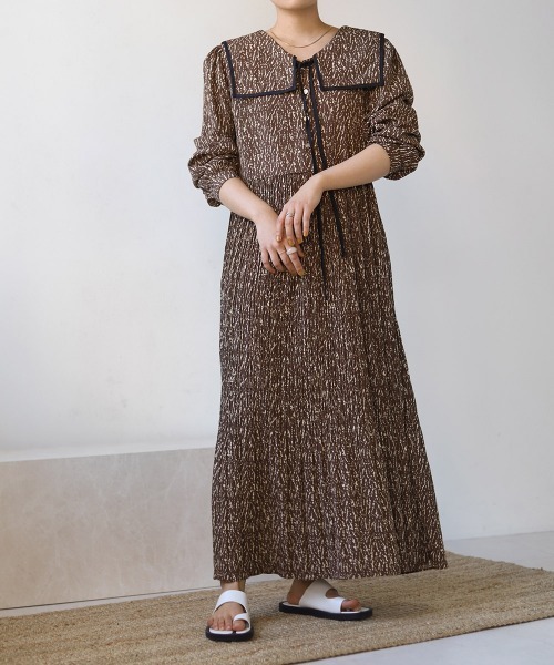 Bab（バブ）の「パイピングカラープリーツワンピース（ワンピース・レディース・ブラック/ベージュ/ブラウン・M）」の6枚目の写真