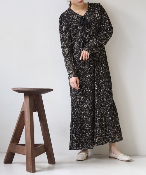 Bab（バブ）の「パイピングカラープリーツワンピース（ワンピース・レディース・ブラック/ベージュ/ブラウン・M）」の21枚目の写真