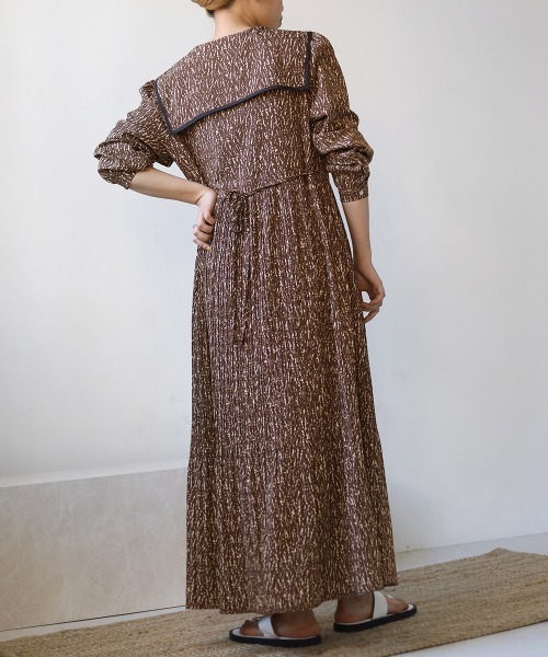 Bab（バブ）の「パイピングカラープリーツワンピース（ワンピース・レディース・ブラック/ベージュ/ブラウン・M）」の15枚目の写真