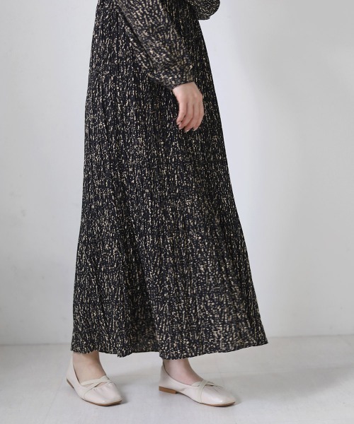 Bab（バブ）の「パイピングカラープリーツワンピース（ワンピース・レディース・ブラック/ベージュ/ブラウン・M）」の4枚目の写真