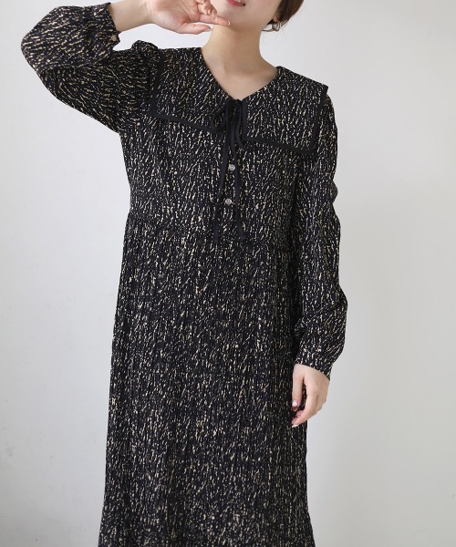 Bab（バブ）の「パイピングカラープリーツワンピース（ワンピース・レディース・ブラック/ベージュ/ブラウン・M）」の7枚目の写真