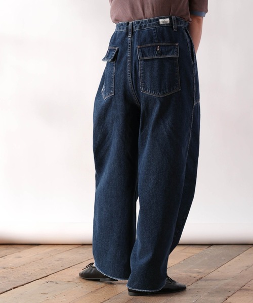 cepo(セポ)の「ロゴペイントダーツデニムパンツ(デニムパンツ・レディース・ブルー系2/ブルー系3・S/M)」の5枚目の写真