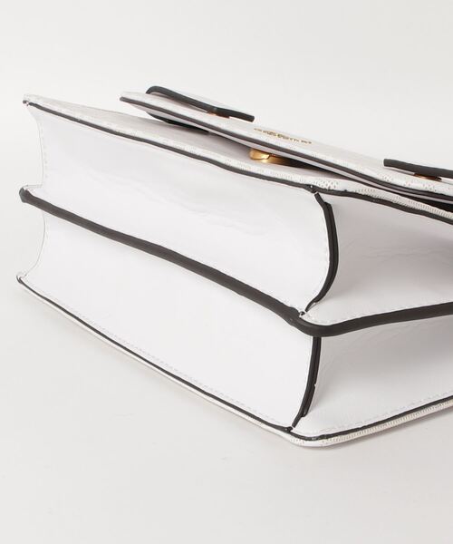 Guess（ゲス）の「ATENE Convertible Crossbody Flap（ショルダーバッグ・レディース・ホワイト/ブラック・ONE SIZE）」の9枚目の写真