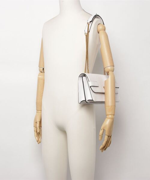 Guess（ゲス）の「ATENE Convertible Crossbody Flap（ショルダーバッグ・レディース・ホワイト/ブラック・ONE SIZE）」の17枚目の写真