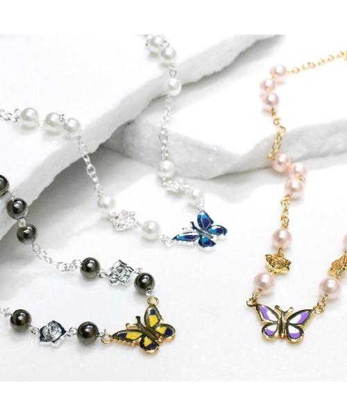 STUGAZI（スガキ）の「A'GEM/9 × .kom『STUGAZI/スガジ』White&Black Angel Necklace/バタフライトップ ネックレス（ネックレス・メンズ・ホワイト/ブラック・FREE）」の4枚目の写真