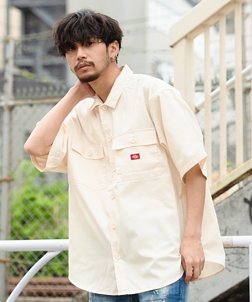Dickies(ディッキーズ)の「『Dickies/ディッキーズ』TCツイル&デニム半袖ワークシャツ(シャツ/ブラウス・メンズ・ベージュ/インディゴブルー/ブラック/その他/サックスブルー/ホワイト/グリーン・M/XL/L)」の2枚目の写真
