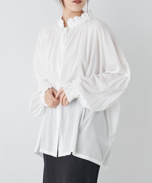 OMNES(オムネス)の「綿レーヨンフリルバンドカラー長袖シャツ(シャツ/ブラウス・レディース・ホワイト/ブラック/グリーン・FREE)」の2枚目の写真
