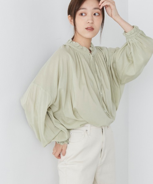 OMNES(オムネス)の「綿レーヨンフリルバンドカラー長袖シャツ(シャツ/ブラウス・レディース・ホワイト/ブラック/グリーン・FREE)」の3枚目の写真