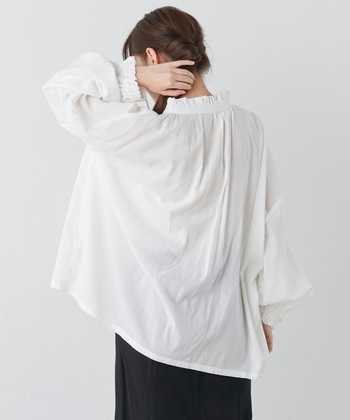 OMNES(オムネス)の「綿レーヨンフリルバンドカラー長袖シャツ(シャツ/ブラウス・レディース・ホワイト/ブラック/グリーン・FREE)」の4枚目の写真