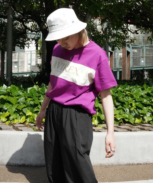 AVIREX（アヴィレックス）の「【直営店限定】BICOLOR EMB LOGO TEE/ バイカラー刺繍ロゴTシャツ（Tシャツ/カットソー・レディース・ブラック/パープル/イエロー・FREE）」の10枚目の写真