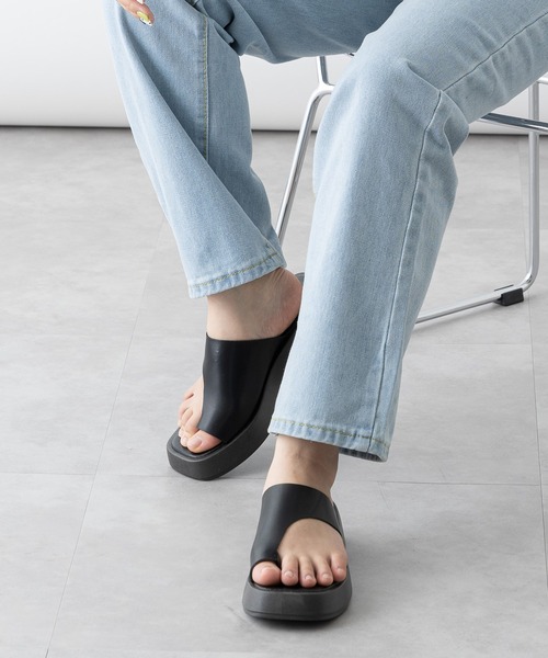 mebole(メボレ)の「プラットフォームトングサンダル(サンダル・レディース・ホワイト/ブラック・SMALL/MEDIUM/LARGE)」の2枚目の写真