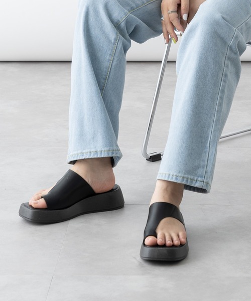 mebole(メボレ)の「プラットフォームトングサンダル(サンダル・レディース・ホワイト/ブラック・SMALL/MEDIUM/LARGE)」の3枚目の写真