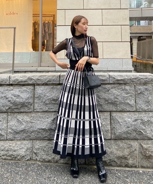 rienda(リエンダ)の「RRスクエアミニバッグ(ショルダーバッグ・レディース・レッド/グリーン/ベージュ/ブラック/キャメル・FREE)」の7枚目の写真