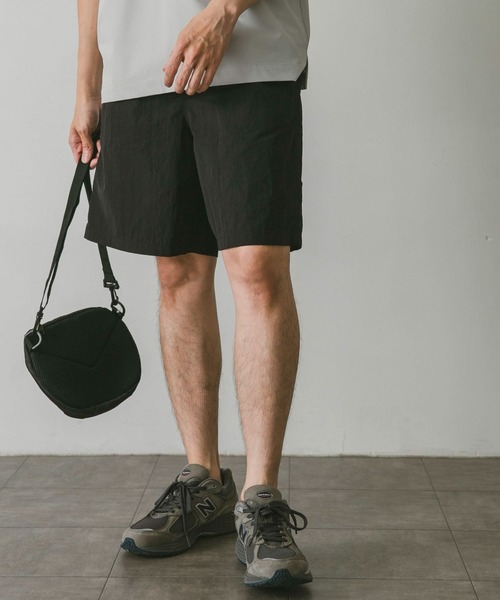 URBAN RESEARCH DOORS(アーバンリサーチドアーズ)の「URDナイロンイージーショーツ(その他パンツ・メンズ・ブラック/ネイビー/グレー/グリーン・MEDIUM/LARGE)」の2枚目の写真