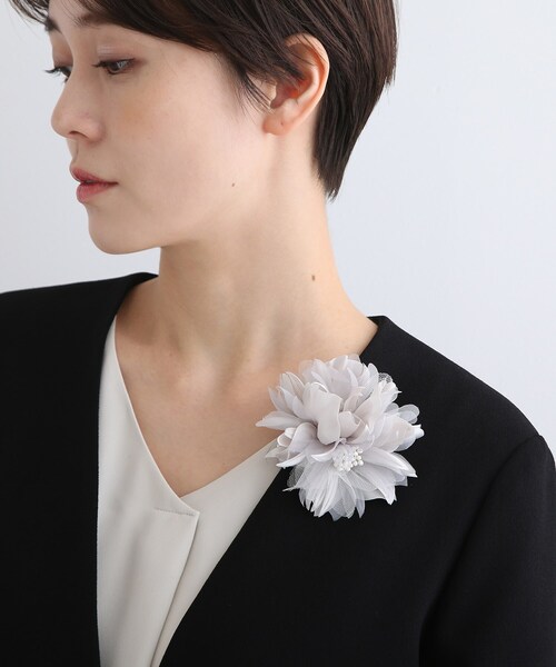 INDIVI（インディヴィ）の「【セレモニー/入卒アイテム】フラワーコサージュ（ブローチ/コサージュ・レディース・ネイビー/ライトグレー/ベビーピンク・00）」の15枚目の写真