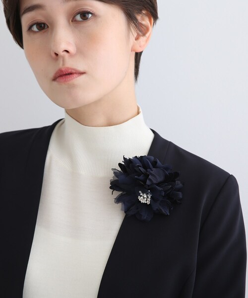 INDIVI（インディヴィ）の「【セレモニー/入卒アイテム】フラワーコサージュ（ブローチ/コサージュ・レディース・ネイビー/ライトグレー/ベビーピンク・00）」の9枚目の写真