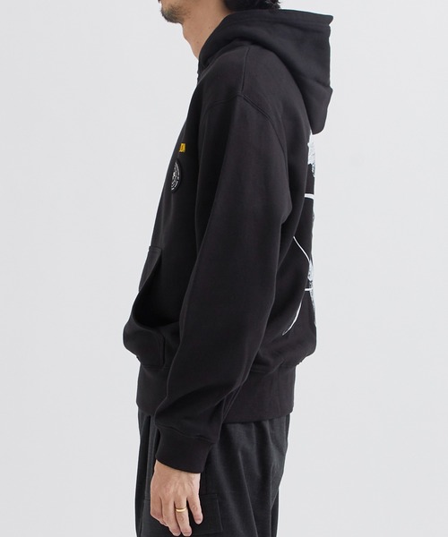 th products(ティーエイチプロダクト)の「【th products / ティーエイチプロダクツ】Hoodie pray / フーディプレイ(パーカー・メンズ・ブラック・2/1)」の2枚目の写真