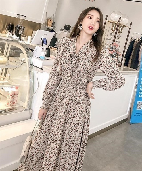 Ritzy(リッツィー)の「レトロ花柄リボンワンピース(ワンピース・レディース・ワイン/ブルー/ベージュ/イエロー/ホワイト・M/L)」の2枚目の写真