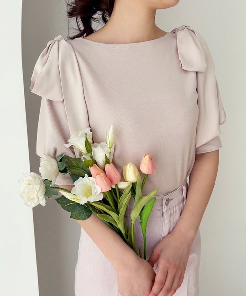 one after another NICE CLAUP(ワンアフターアナザーナイスクラップ)の「リボン取り外し可能/肩リボンテレコトップス(Tシャツ/カットソー・レディース・オフホワイト/ブルー/ブラック系その他/ピンクベージュ・FREE)」の1枚目の写真