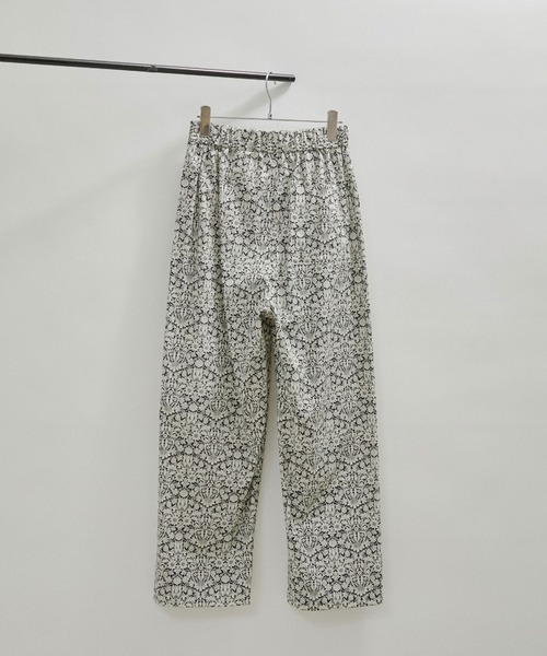 SALON adam et rope'（サロン アダム エ ロペ）の「【LIBERTY】【セットアップ対応・洗える】リバティプリントイージーリラックスパンツ（その他パンツ・レディース・ピンク/ブラウン/ブラック・FREE）」の4枚目の写真