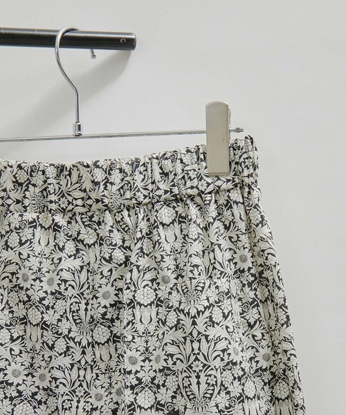 SALON adam et rope'（サロン アダム エ ロペ）の「【LIBERTY】【セットアップ対応・洗える】リバティプリントイージーリラックスパンツ（その他パンツ・レディース・ピンク/ブラウン/ブラック・FREE）」の5枚目の写真