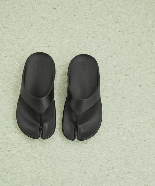 ADAM ET ROPE'（アダムエロペ）の「【Paes】PAES-Flip Flop（サンダル・レディース・ブラック/オフホワイト・25/23/24/22）」の2枚目の写真