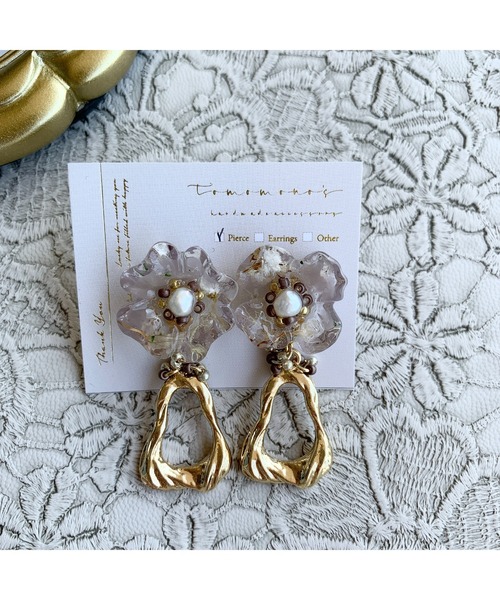 tone(トーン)の「【tomomono's】flower dressy P(MA)(ピアス(両耳用)・レディース・ベージュ/グレイッシュベージュ・FREE)」の2枚目の写真