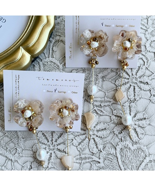 tone(トーン)の「【tomomono's】flower dressy P(MA)(ピアス(両耳用)・レディース・ベージュ/グレイッシュベージュ・FREE)」の5枚目の写真