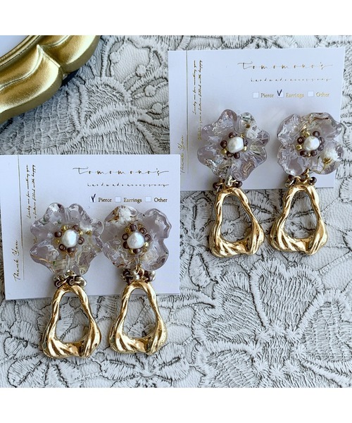 tone(トーン)の「【tomomono's】flower dressy P(MA)(ピアス(両耳用)・レディース・ベージュ/グレイッシュベージュ・FREE)」の8枚目の写真