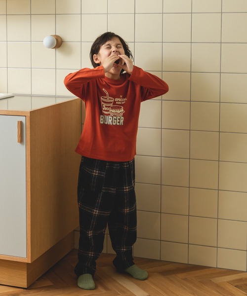 pairmanon（ペアマノン）の「【かぞくおそろい】シンプル ロゴ イラスト グラフィック 長袖 ロンT（Tシャツ/カットソー・キッズ・ベージュ系その他3/テラコッタ/ホワイト系その他/ブラウン系その他/ブルー系その他3/イエロー系その他/ホワイト系その他3/ベージュ系その他/ホワイト系その他2/ベージュ系その他4/ブラック系その他/ミント/ブルー系その他/パープル系その他2/ブラック系その他2/ピンク系その他/ベージュ系その他2/パープル系その他/ブラック系その他3/ブラック系その他5・100/140/120/110/150/90/130/80）」の22枚目の写真