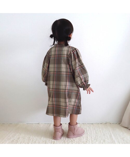 apres les cours(アプレレクール)の「【新色追加/一部リンク可能】まいにちワンピ(ワンピース・キッズ・アイボリー/ラベンダー/ブラック/キナリ/ベージュ/オリーブ/ピンク/ブルー/チェック/レンガ/オフホワイト/サックスブルー/チャコール・90/80/100/120/130/140/110)」の16枚目の写真