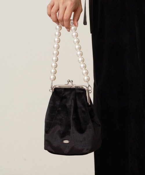 Chico（チコ）の「【SALON by Chico】パールハンドルがま口バッグ（ショルダーバッグ・レディース・ブラック/ホワイト/ブルー系その他/ブラック系その他・FREE）」の4枚目の写真