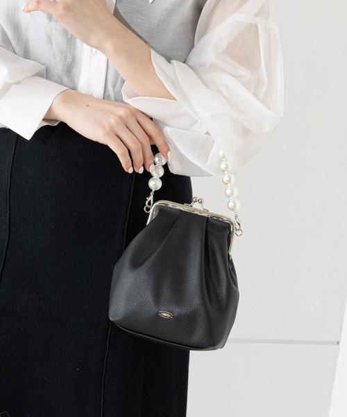 Chico（チコ）の「【SALON by Chico】パールハンドルがま口バッグ（ショルダーバッグ・レディース・ブラック/ホワイト/ブルー系その他/ブラック系その他・FREE）」の8枚目の写真