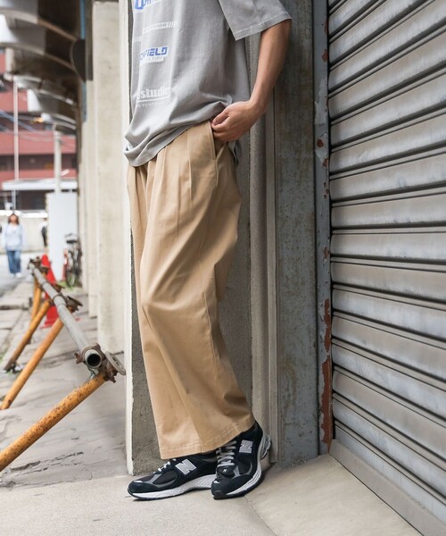 Beams 別注 Comoli 2タック ワイドテーパード チノパン パンツ 68783570b_b_260_500.jpg