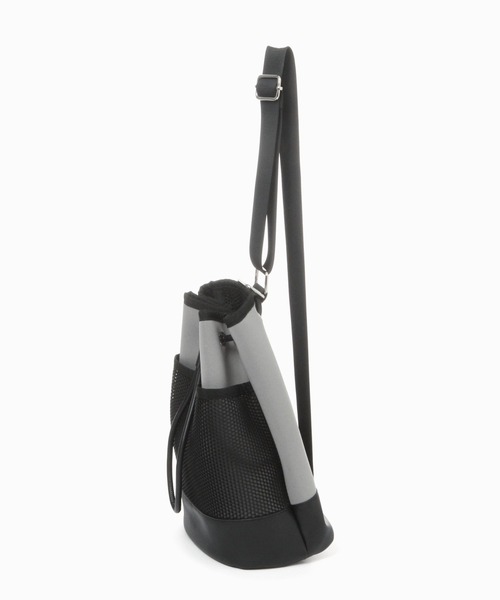 LAKOLE(ラコレ)の「ネオプレン2WAYミニショルダー / 996076(ショルダーバッグ・レディース・ライトグレー/オフホワイト/ブラック・FREE)」の6枚目の写真