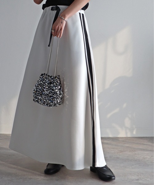 COURO（コウロ）の「ダンボールニットサイドラインスカート（スカート・レディース・ブラック/ホワイト/ネイビー・L/M）」の2枚目の写真