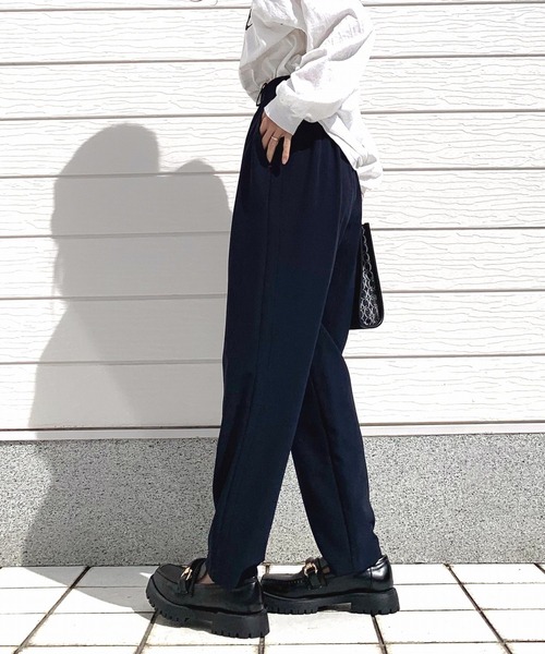 Q（キュー）の「ストレッチテーパードパンツ（その他パンツ・レディース・ネイビー/ブラウン・MEDIUM）」の3枚目の写真