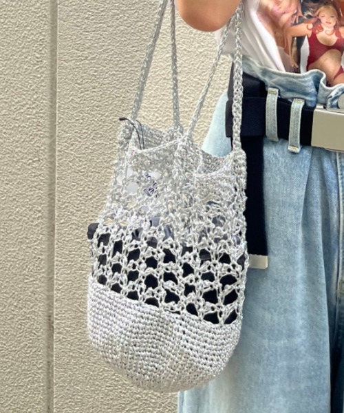 RODEO CROWNS WIDE BOWL（ロデオクラウンズワイドボウル）の「メタリック編み込みバッグ（ハンドバッグ・レディース・ブルー/シルバー/マルチ・FREE）」の2枚目の写真