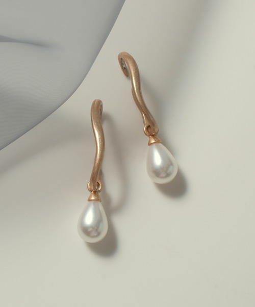 GOLDY(ゴールディ)の「スウィング ライン パール イヤーカフ(イヤーカフ・レディース・ゴールド/シルバー系その他/ゴールド系その他/シルバー・FREE)」の4枚目の写真