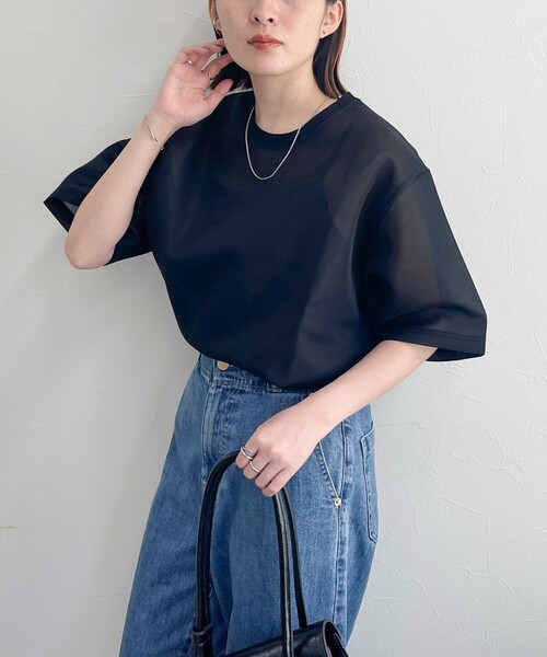 fredy emue（フレディエミュ）の「シアーダンボールトップス（Tシャツ/カットソー・レディース・グレイッシュベージュ/ブラック/グレイッシュブルー・38）」の2枚目の写真